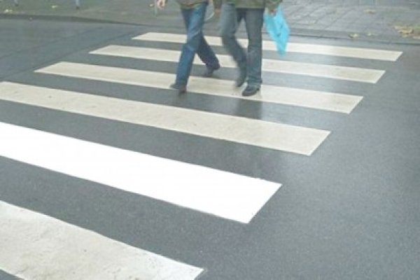 Un taximetrist a lovit o femeie pe trecerea de pietoni